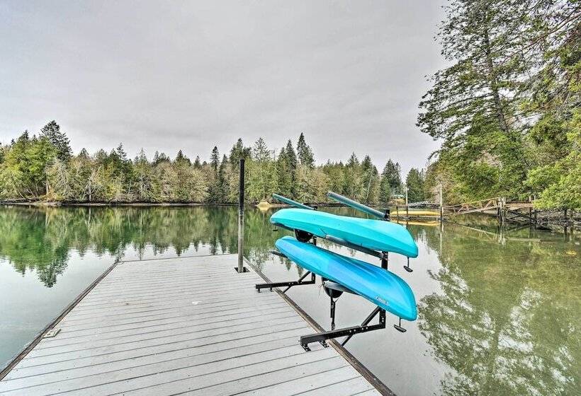 Dreamy Bayfront Cabin W/ View, Dock & Kayaks