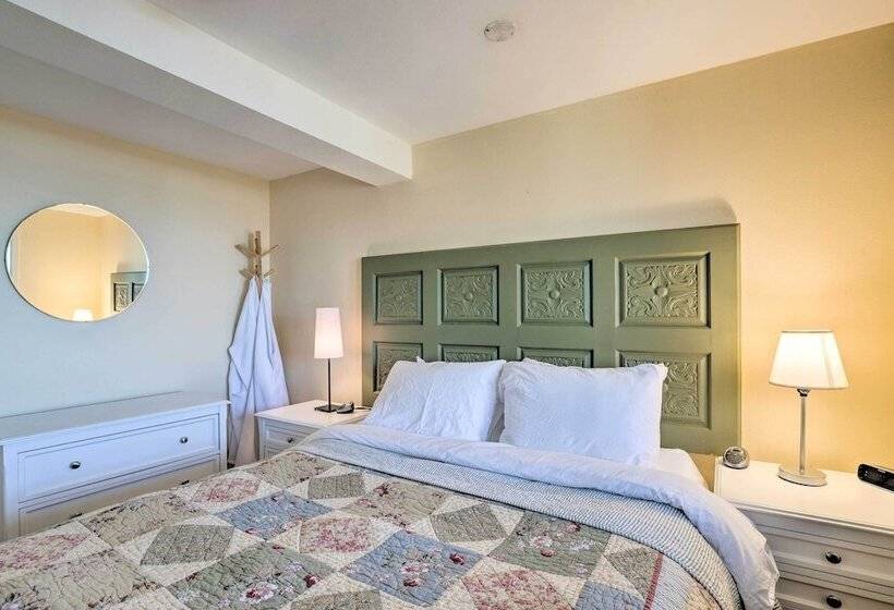 Exquisite Oceanside House W/ Pacific Views & Deck!