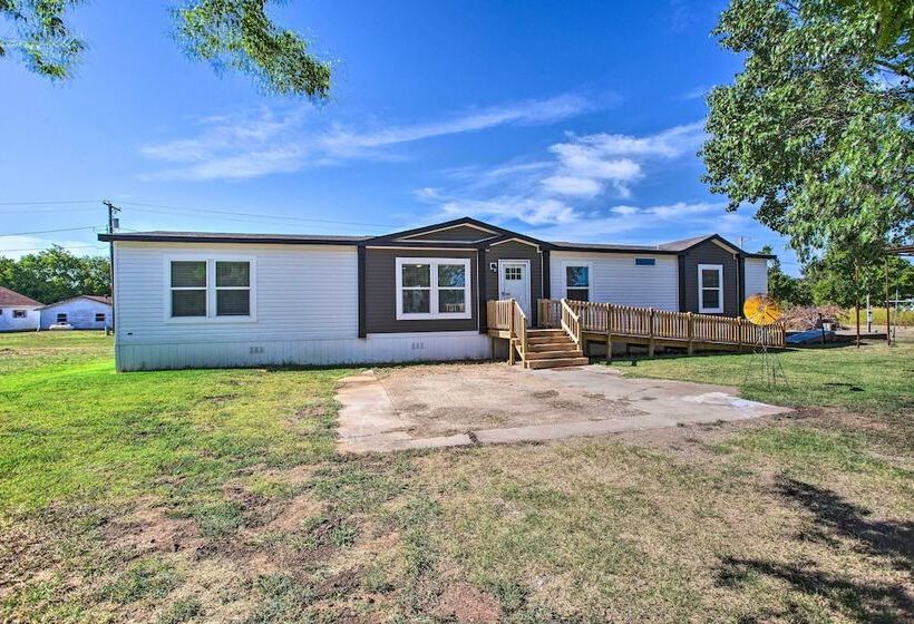 Family Friendly Madill Home: Peaceful Setting