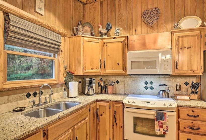 Fletcher Cabin: Wraparound Deck & Pond Access