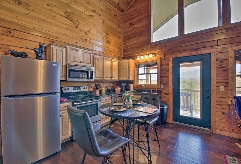 Gatlinburg Cabin W/ Pool Table & Hot Tub!