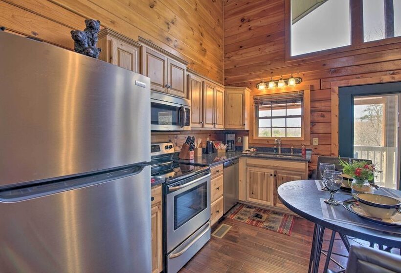 Gatlinburg Cabin W/ Pool Table & Hot Tub!
