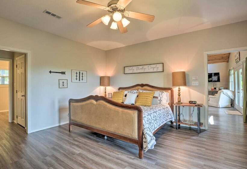 Beaver Lake Home W/ Game Room, Boat Slip & Views!