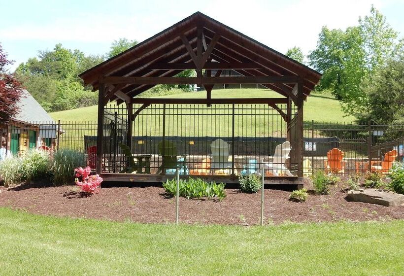 Inviting Sevierville Cabin W/ Deck & Hot Tub!