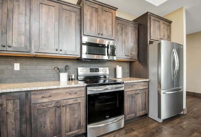 Lavish Retreat W/ Decks, Steps To Table Rock Lake!