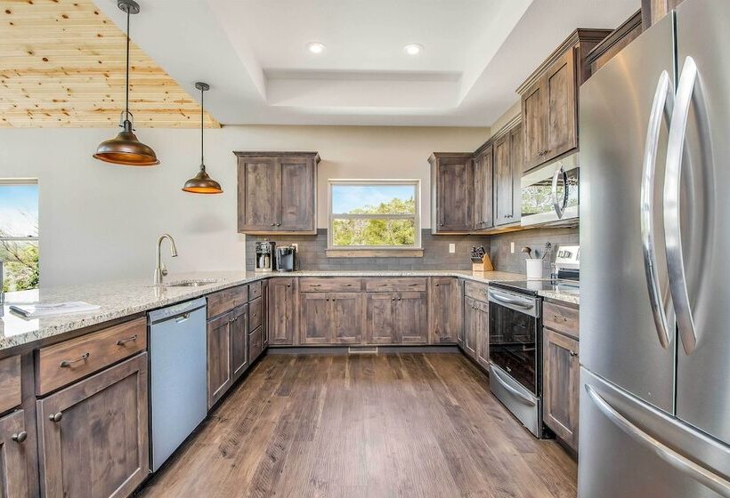Lavish Retreat W/ Decks, Steps To Table Rock Lake!