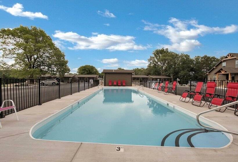 Lavish Retreat W/ Decks, Steps To Table Rock Lake!