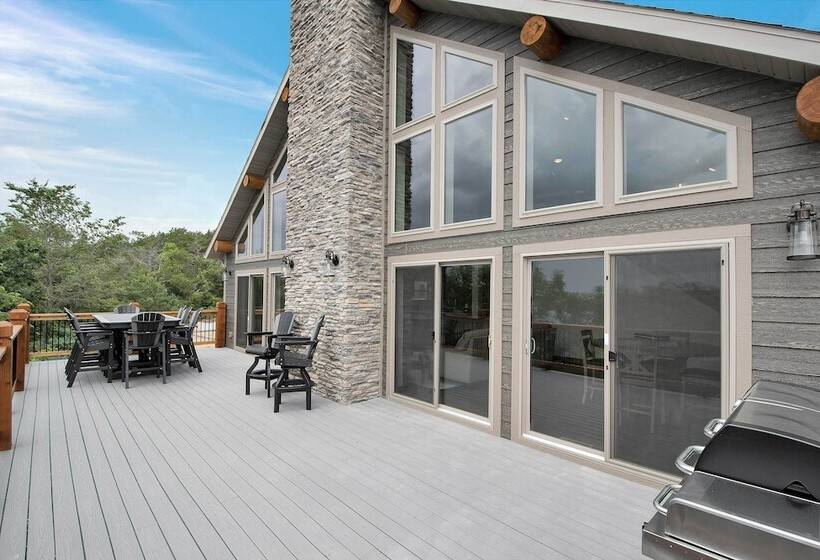 Lavish Retreat W/ Decks, Steps To Table Rock Lake!