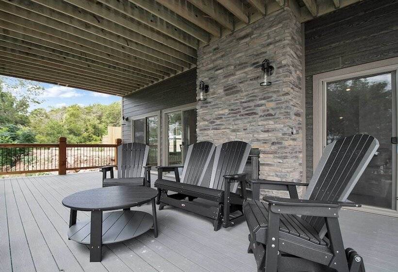 Lavish Retreat W/ Decks, Steps To Table Rock Lake!