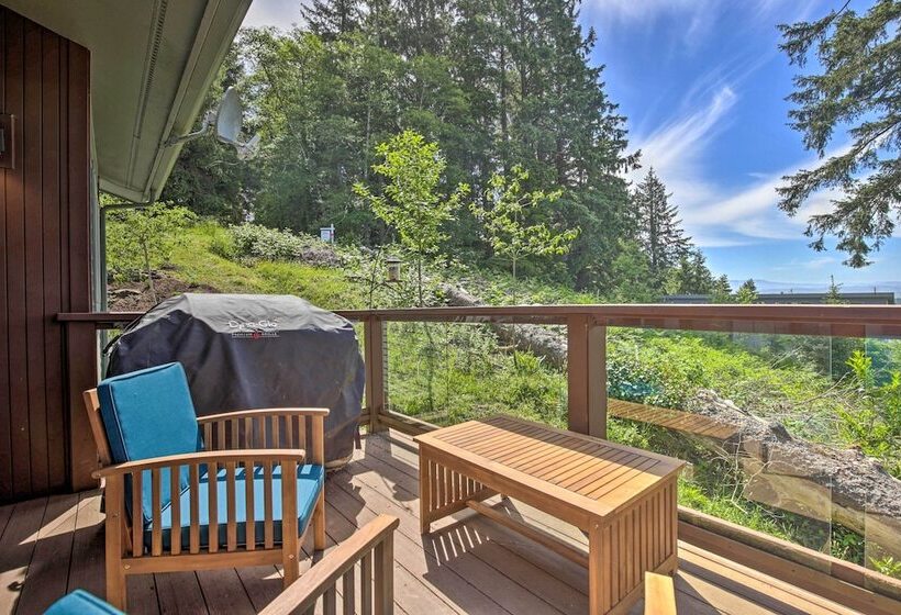 Luxe Coastal Haven W/ Bay Views & Hot Tub