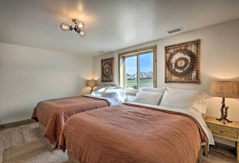 Montrose Barndominium On 7 Acres With Views!