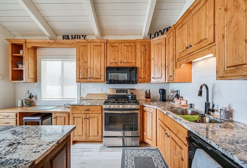 Lakeside Whitefish Cottage W/ Private Hot Tub!