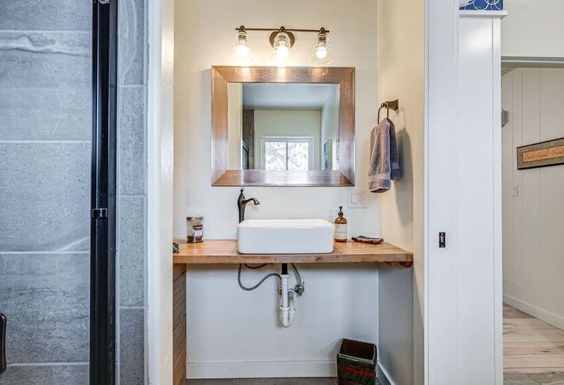 Lakeside Whitefish Cottage W/ Private Hot Tub!