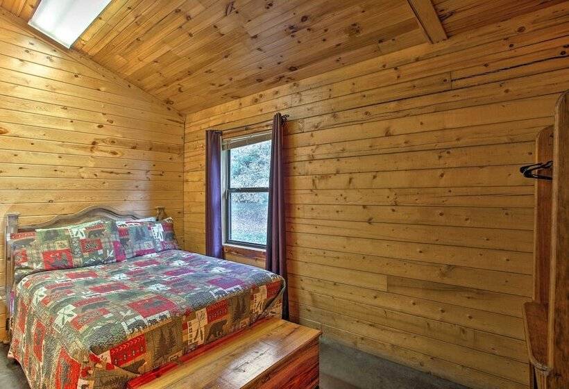 Peaceful Pet Friendly Retreat W/ Private Hot Tub!