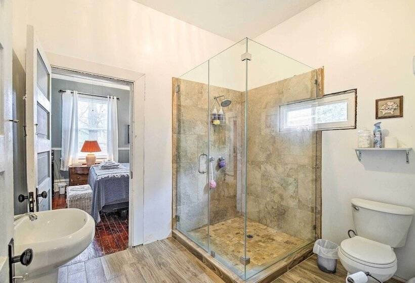 Pet Friendly Home W/ Yard: 3 Mi To Dtwn Houston!