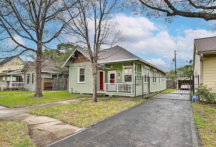 Pet Friendly Home W/ Yard: 3 Mi To Dtwn Houston!
