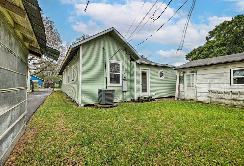 Pet Friendly Home W/ Yard: 3 Mi To Dtwn Houston!