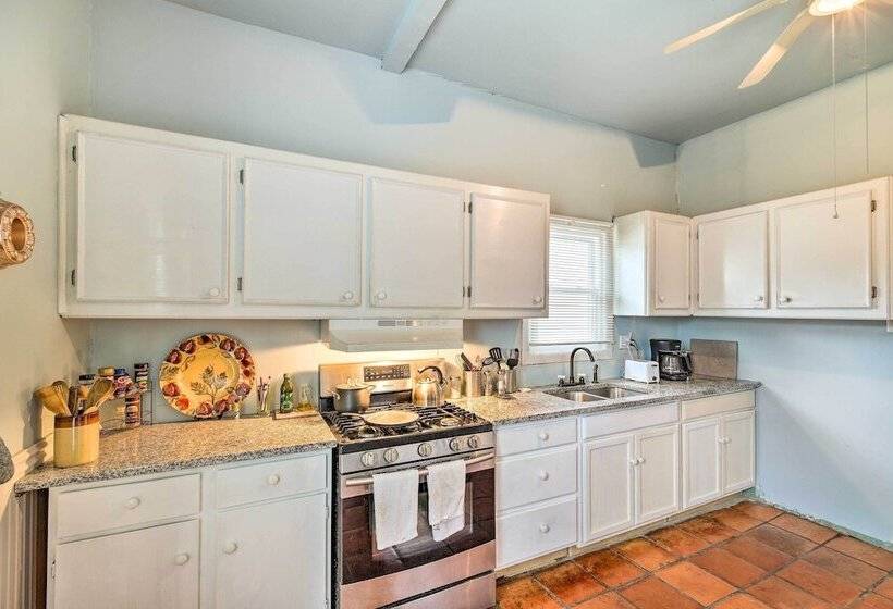 Pet Friendly Home W/ Yard: 3 Mi To Dtwn Houston!
