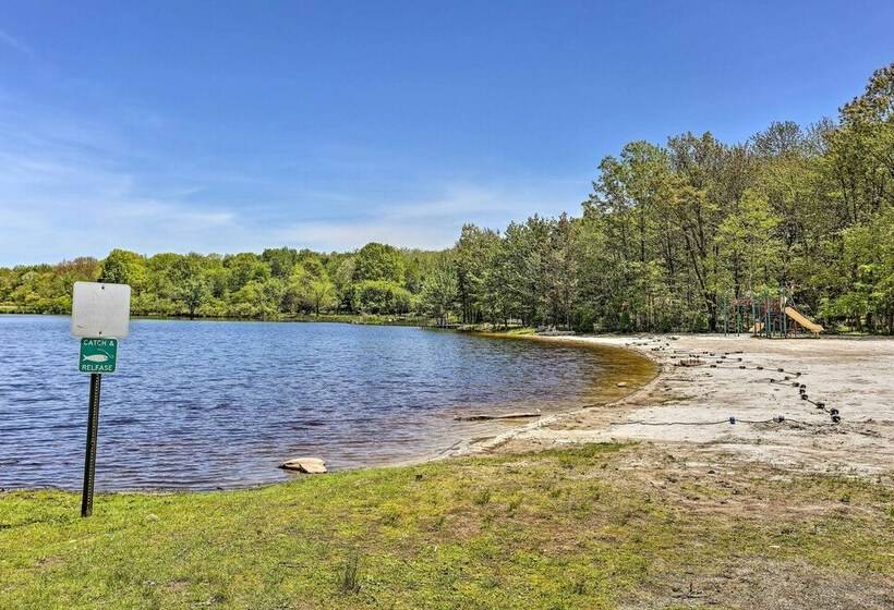 Pocono Summit Home W/ Fire Pit & Lake Access