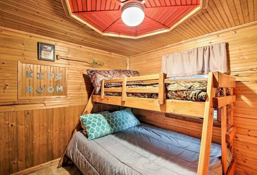 Relaxing Hochatown Cabin W/ Deck & Hot Tub!