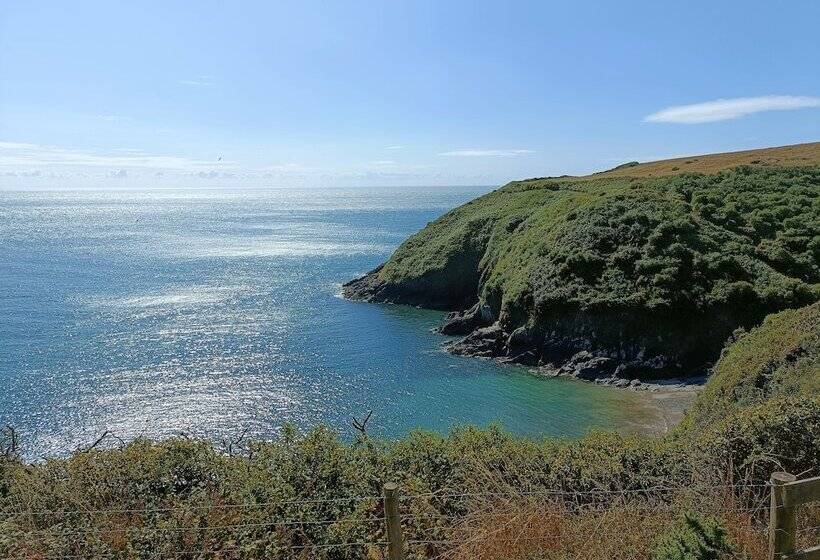 レジデンス Homely, 4 Bed House Close To Stunning Beach