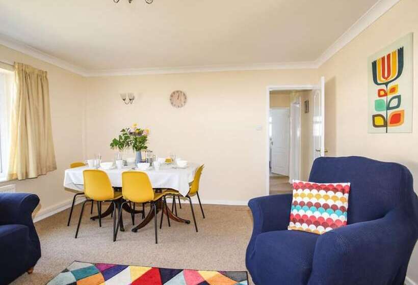 レジデンス Homely, 4 Bed House Close To Stunning Beach