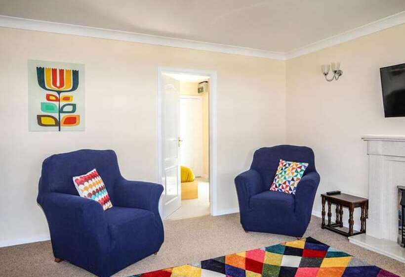 レジデンス Homely, 4 Bed House Close To Stunning Beach