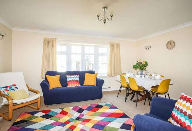 レジデンス Homely, 4 Bed House Close To Stunning Beach