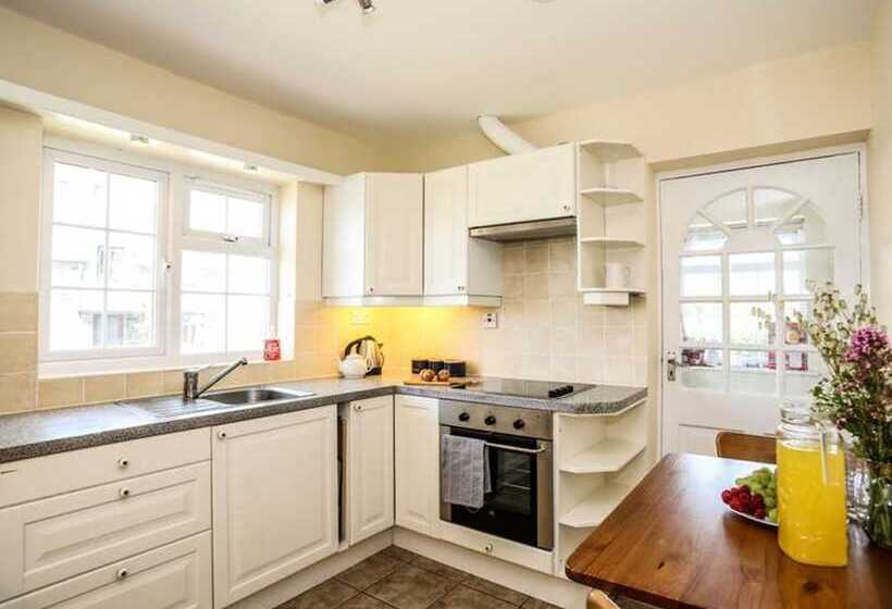 レジデンス Homely, 4 Bed House Close To Stunning Beach