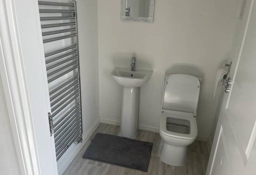 إقامة Remarkable 3 Bed House In Wirral