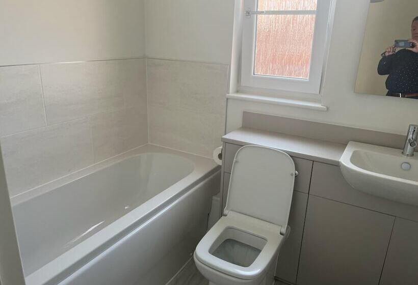 إقامة Remarkable 3 Bed House In Wirral