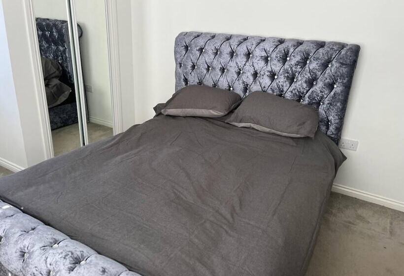 إقامة Remarkable 3 Bed House In Wirral
