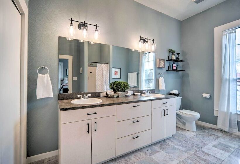 Spacious Abode, Walk To Texas Heroes Square!