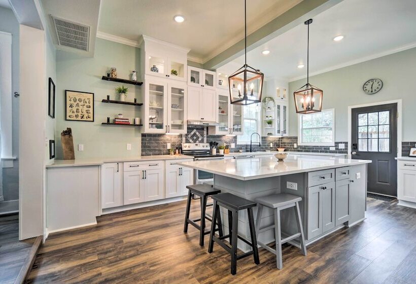Spacious Abode, Walk To Texas Heroes Square!