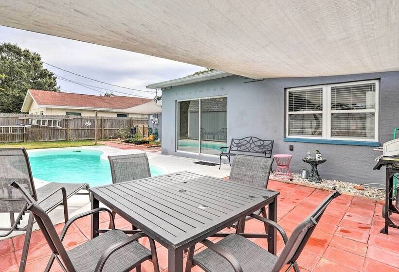 Sun Kissed Largo Escape: Private Pool & Patio