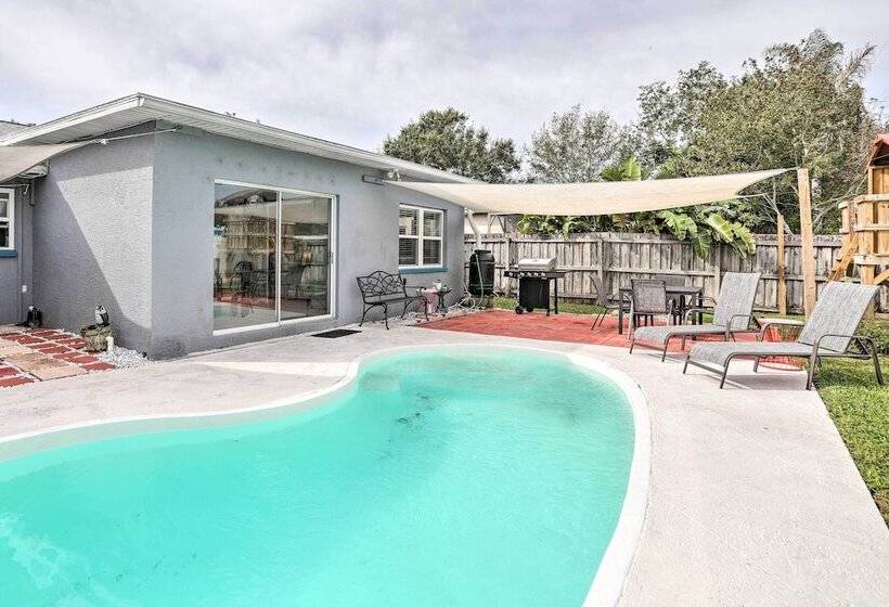 Sun Kissed Largo Escape: Private Pool & Patio