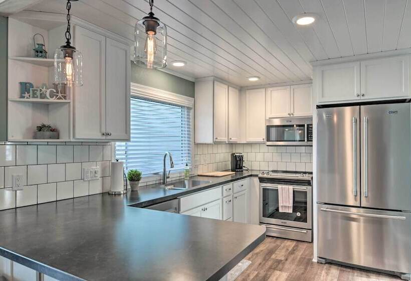 The Lakefront Home   5 Minutes From Detroit Lakes!