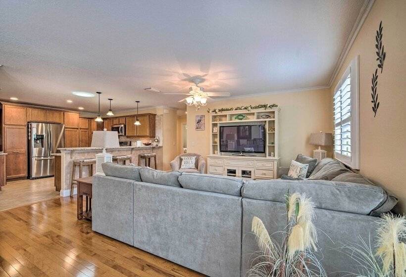 ~ 1 Mi To Golf: Home W/ Patio In The Villages!