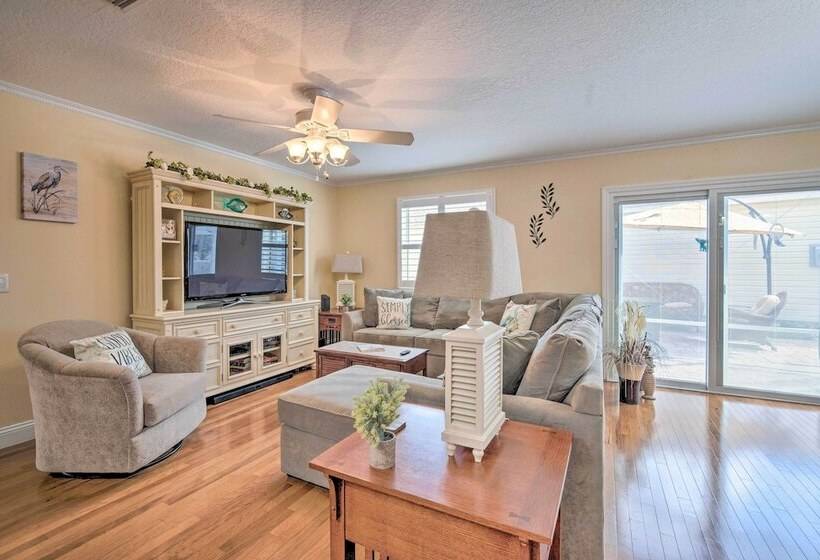 ~ 1 Mi To Golf: Home W/ Patio In The Villages!
