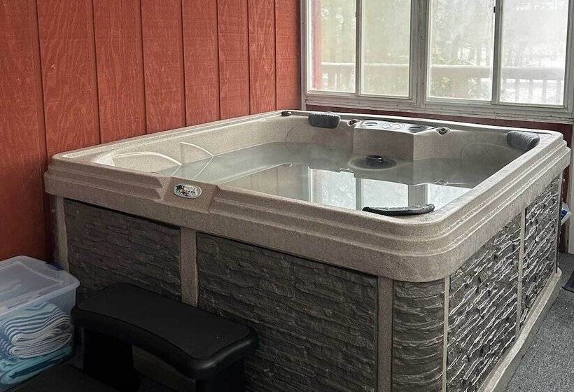 Quiet Tobyhanna Home With Hot Tub And Deck!