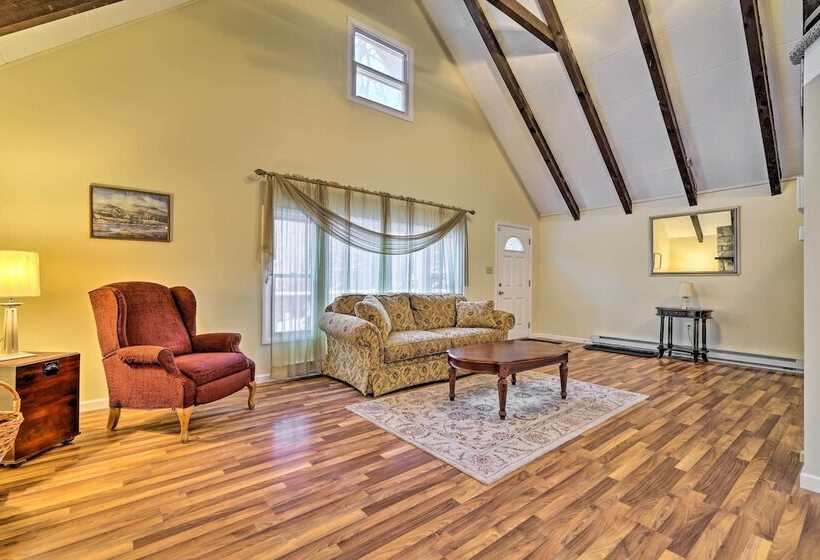 Quiet Tobyhanna Home With Hot Tub And Deck!