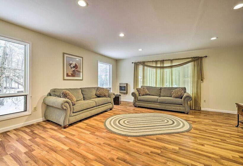 Quiet Tobyhanna Home With Hot Tub And Deck!