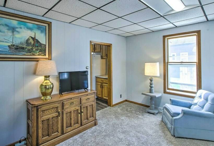 Two Rivers Home W/ Yard ~ Half Mile To Beach!