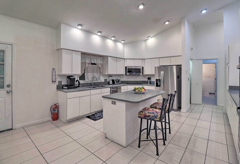 Private Yard: Pet Friendly Home In Dover