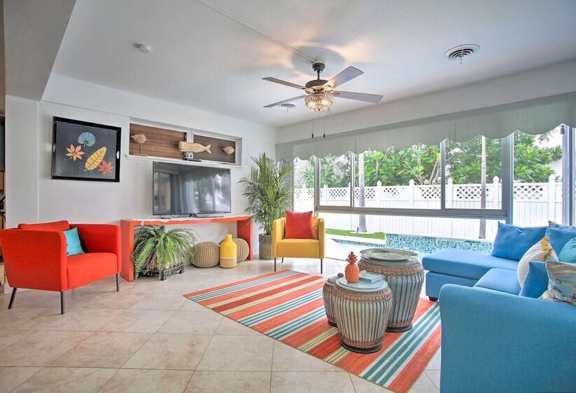 Vibrant Home W/ Outdoor Oasis ~ 1 Mi To Beach!