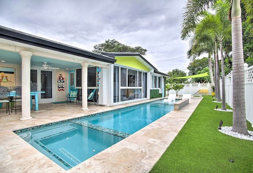 Vibrant Home W/ Outdoor Oasis ~ 1 Mi To Beach!