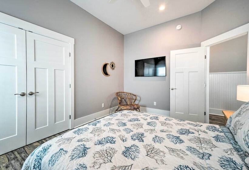 Bright Coastal Abode With Porch & Beach Access!
