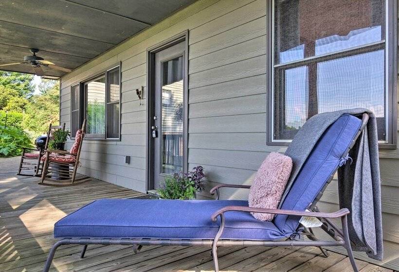 7 Mi To Downtown Morganton: Cabin W/ Fire Pit!