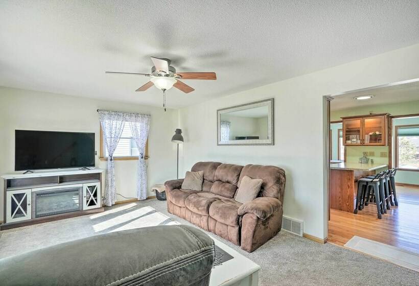 Cedar Rapids Home ~ 3 Mi To Dtwn!