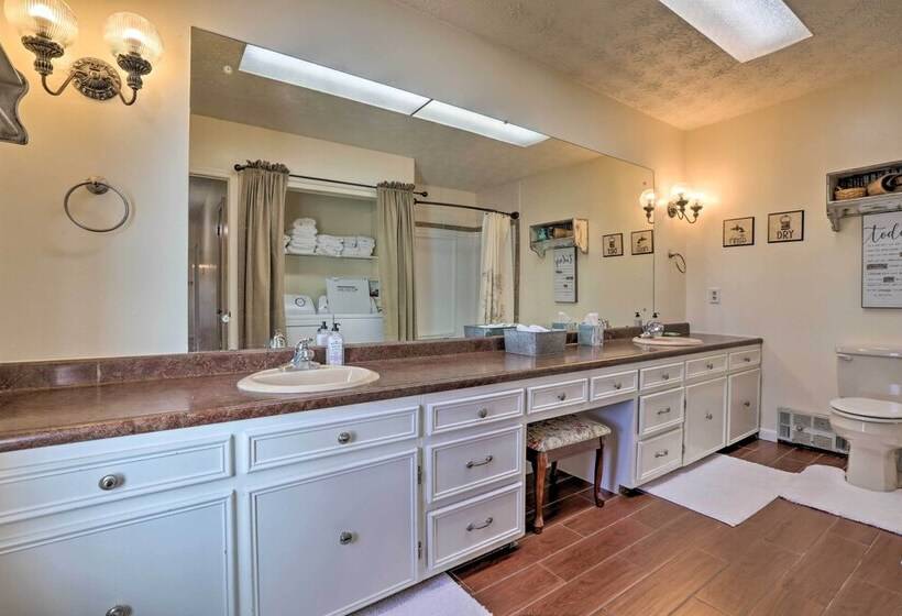 Charming East Bernstadt Retreat < 6 Acre Farm!